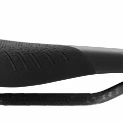 Fizik Antares R1 Sattel (aus Carbon Geflochtenes Rohrgestell) 7 Fizik Antares R1 Sattel (aus Carbon Geflochtenes Rohrgestell) -Vitus Verkäufe AntaresR1 carbon blackblack large side white201 scaled
